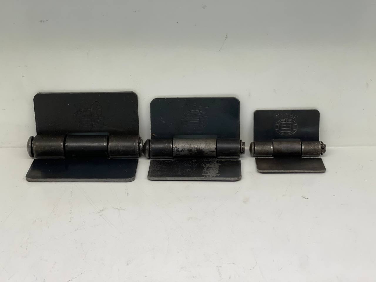 ត្រចៀកទ្វារឡាន ខ្មៅ