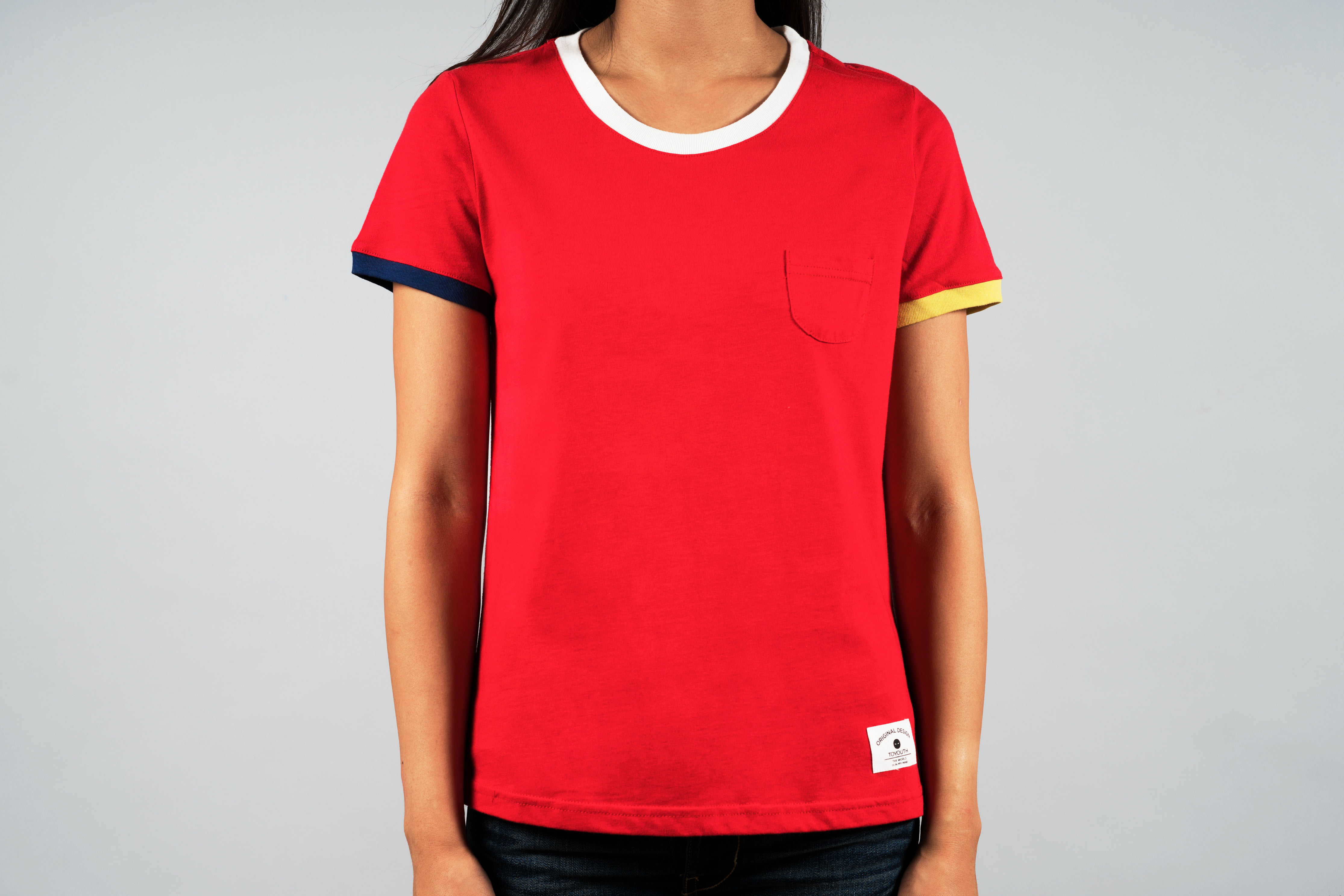 Simple t-shirt with colored edges