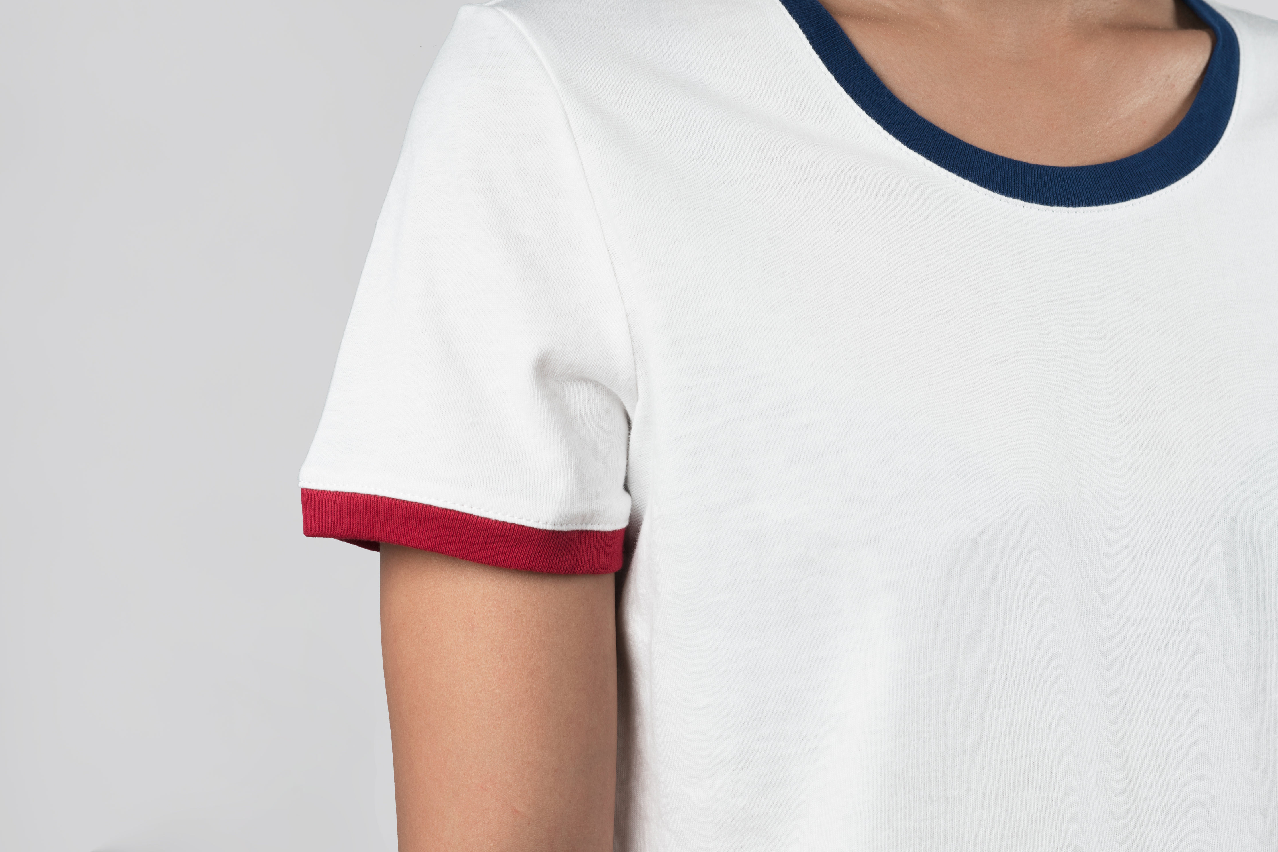 Simple t-shirt with colored edges