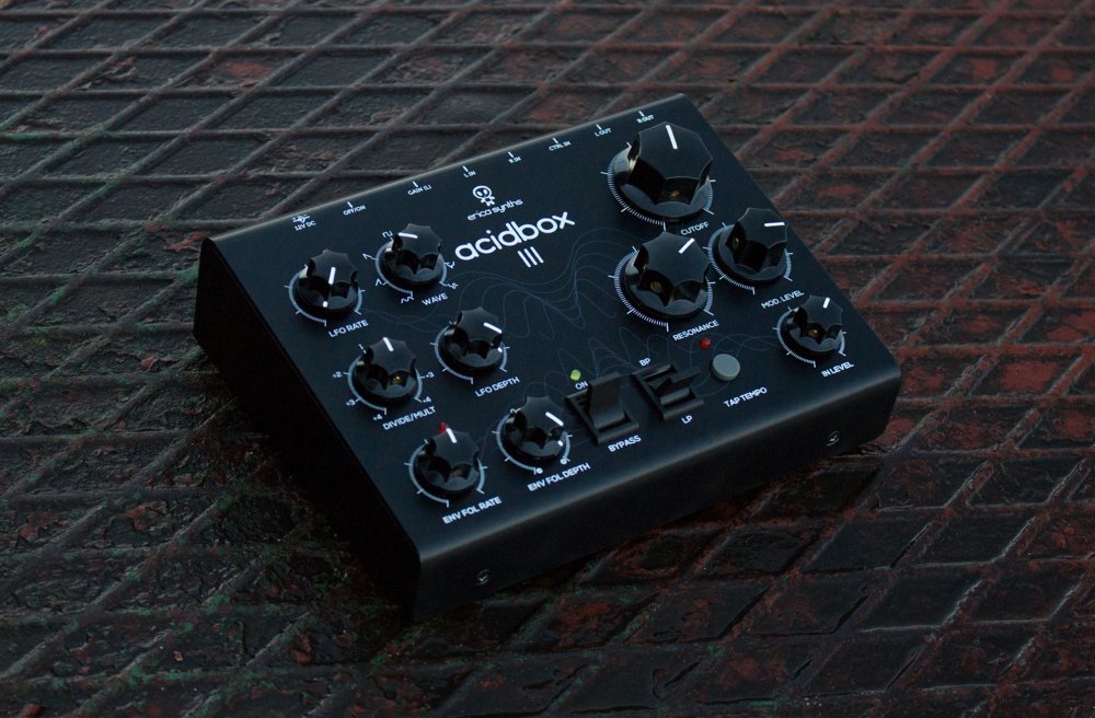 Snazzy FX The Mini Ark is a guitar pedal & monophonic tracking