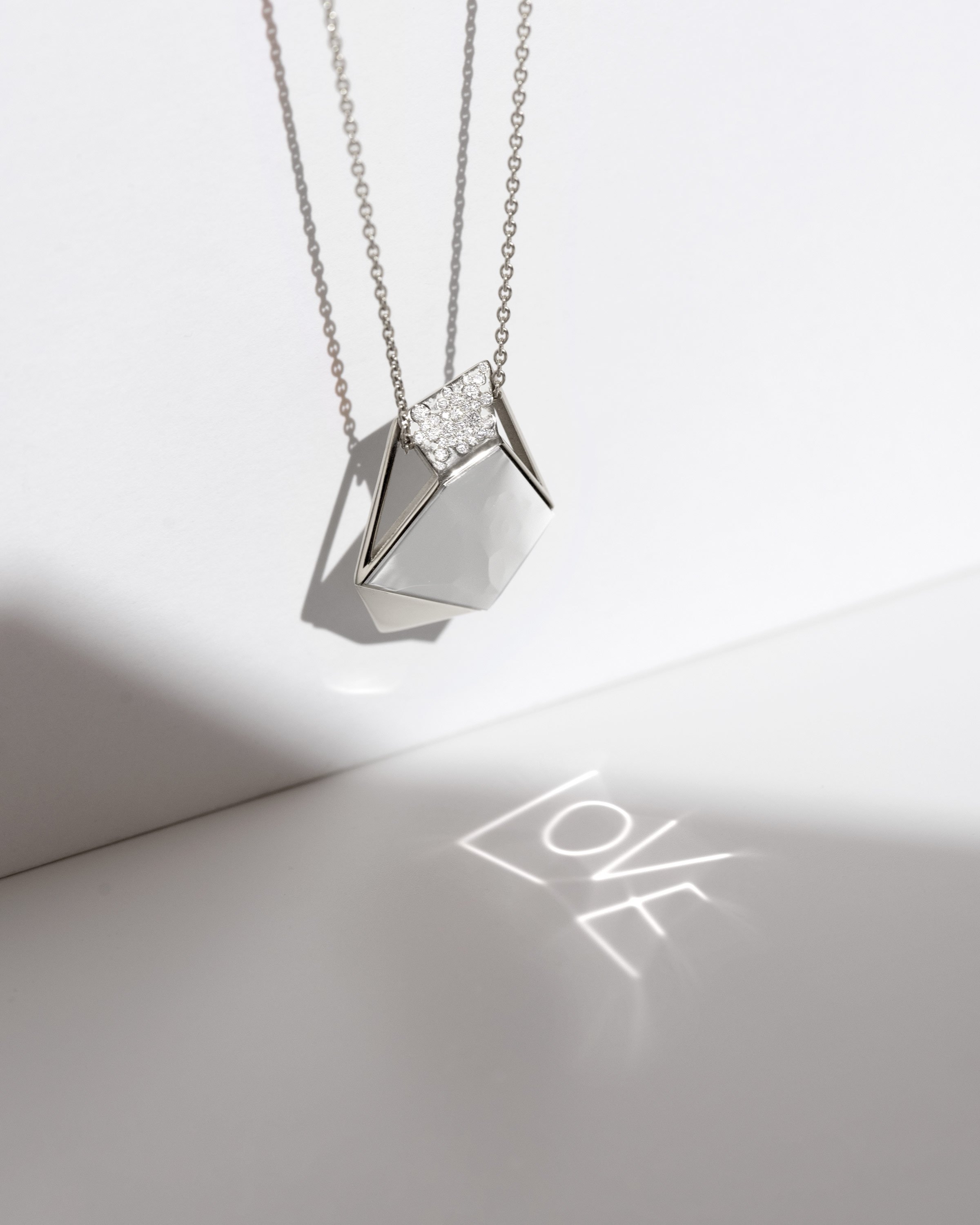 Collier Pendentif en Or Recyclé 18 Carats et Diamants synthétiques avec votre Message Secret en Lumière